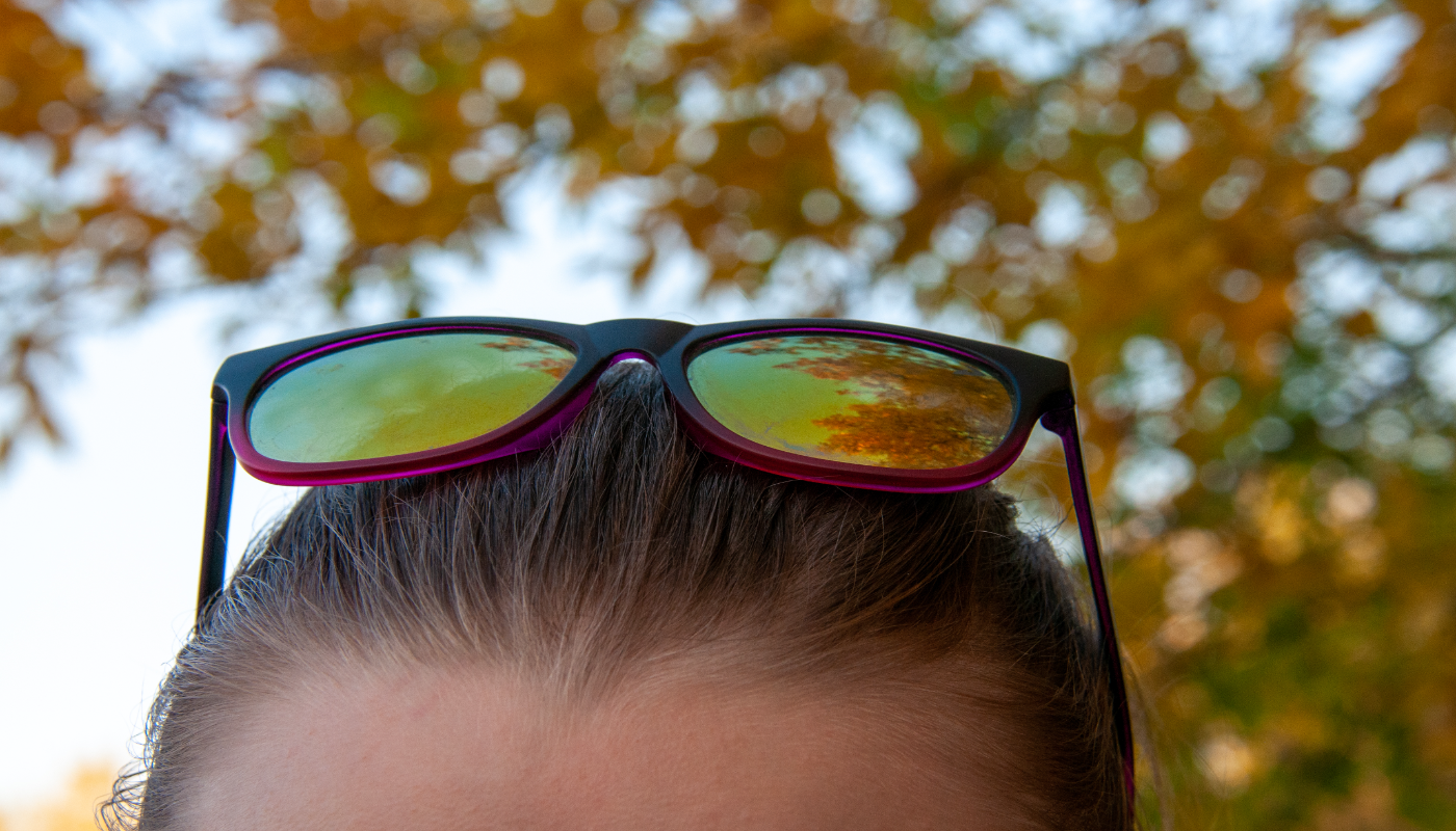 Очки на макушке: модный жест или тихая атака на мозг? Врачи бьют тревогу