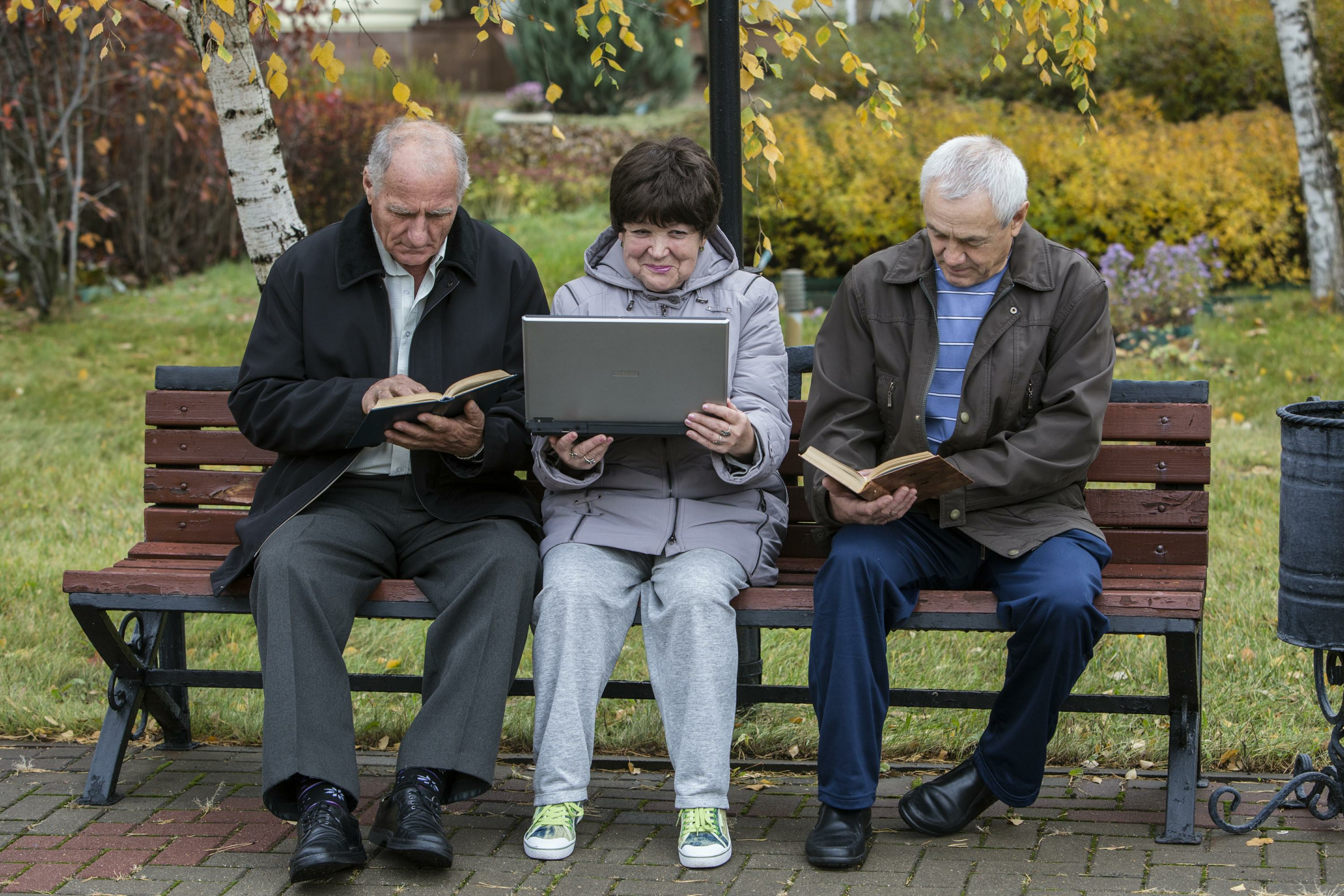 3 привычки в общении, которые разрушают память быстрее возраста (остерегайтесь их после 50)