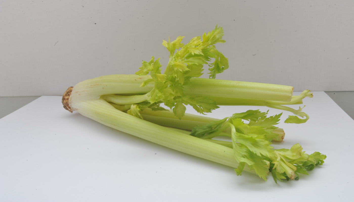 «Таблетка» с грядки: почему врачи советуют гипертоникам есть 3-4 стебля сельдерея каждый день