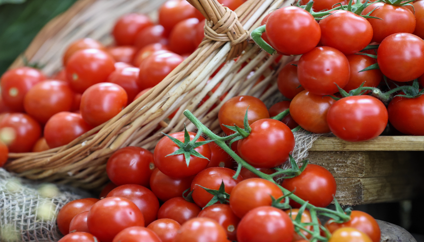 Томатный сок перед полётом: защита от тромбов, о которой не расскажут в авиакомпании