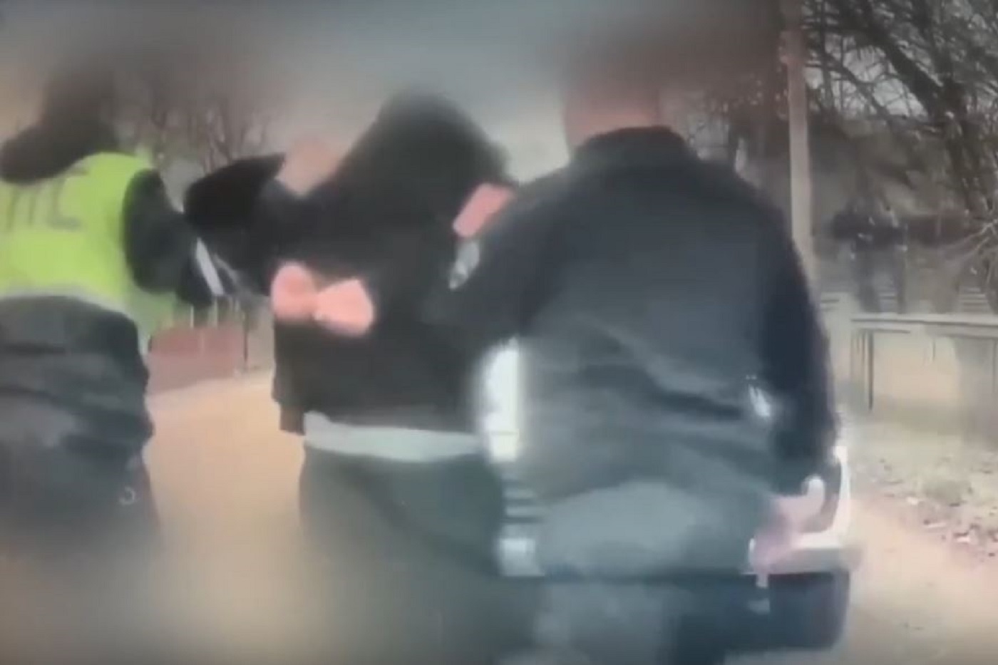 Разъяренный житель Вытегорского округа напал на полицейских