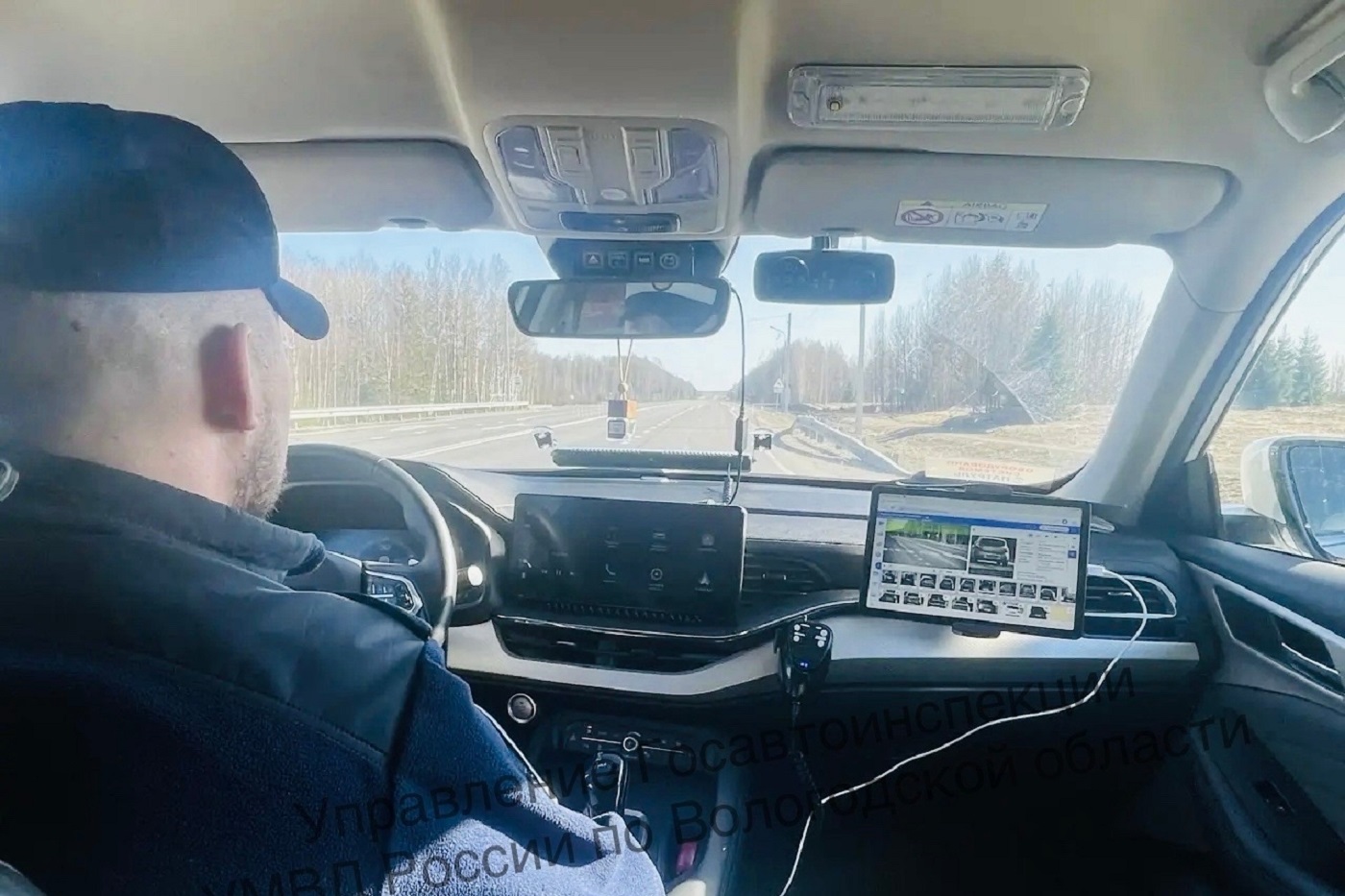 Автоинспекторы начали фиксировать нарушителей прямо из патрульных машин