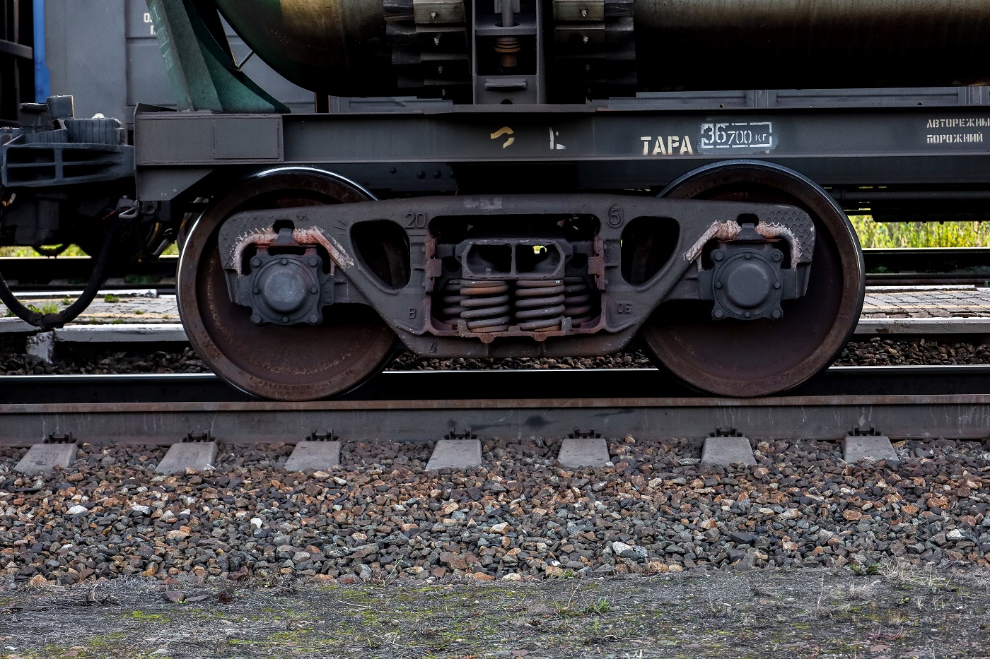 Грузовой поезд врезался в легковой автомобиль в Бабаевском округе