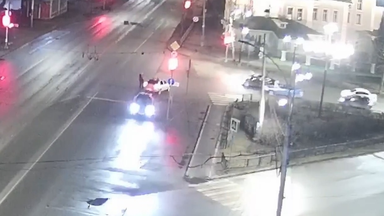 В Вологде автоледи разбила монтировкой стекла машины обидчика