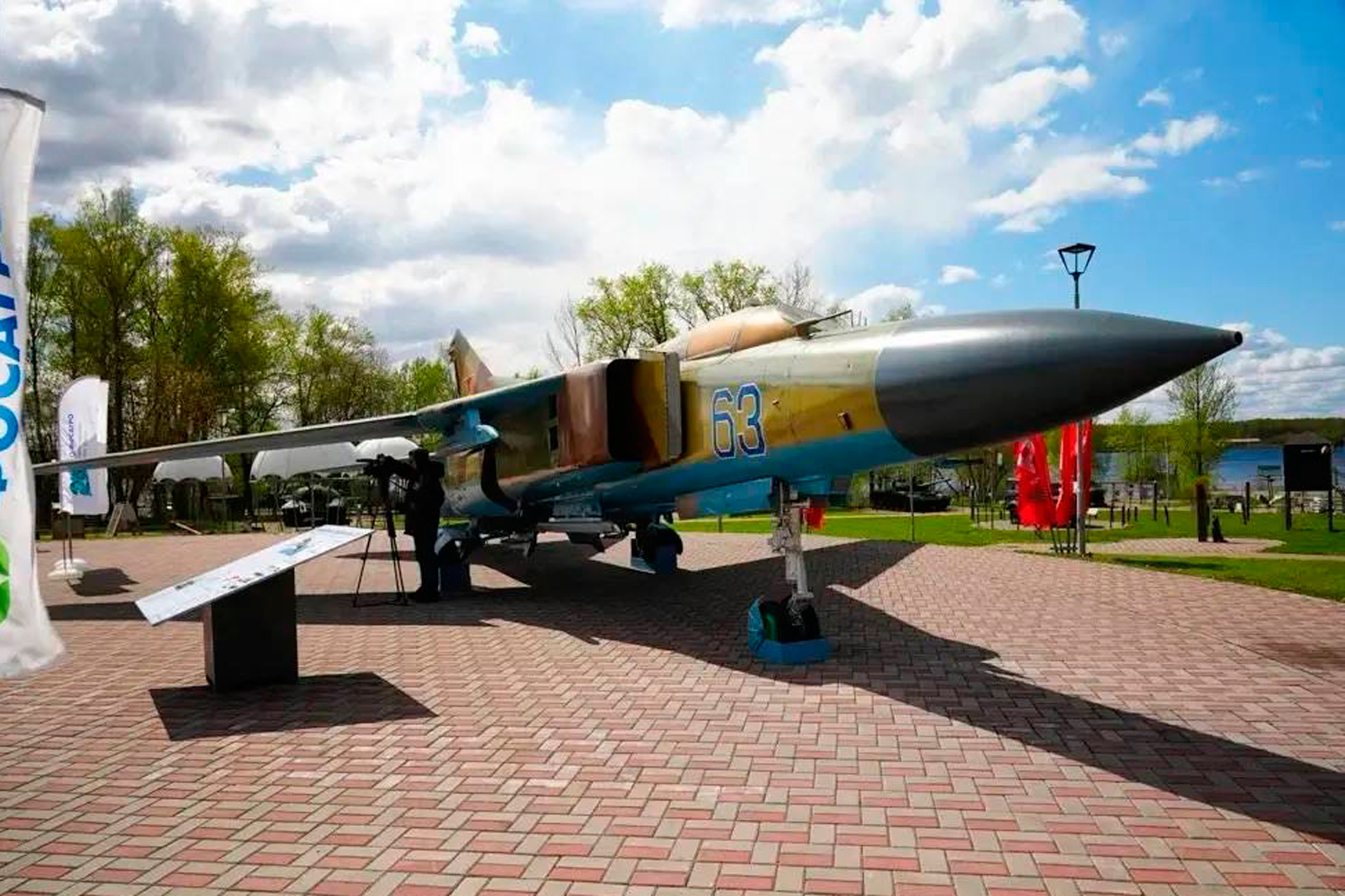 В Парке Победы Череповца появился истребитель МиГ-23