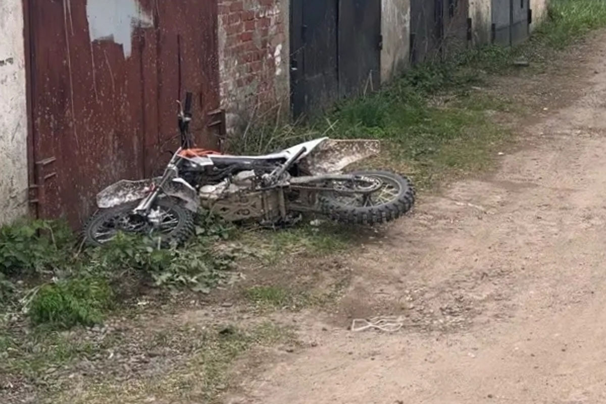 В Вологде ребенок на питбайке влетел в гараж