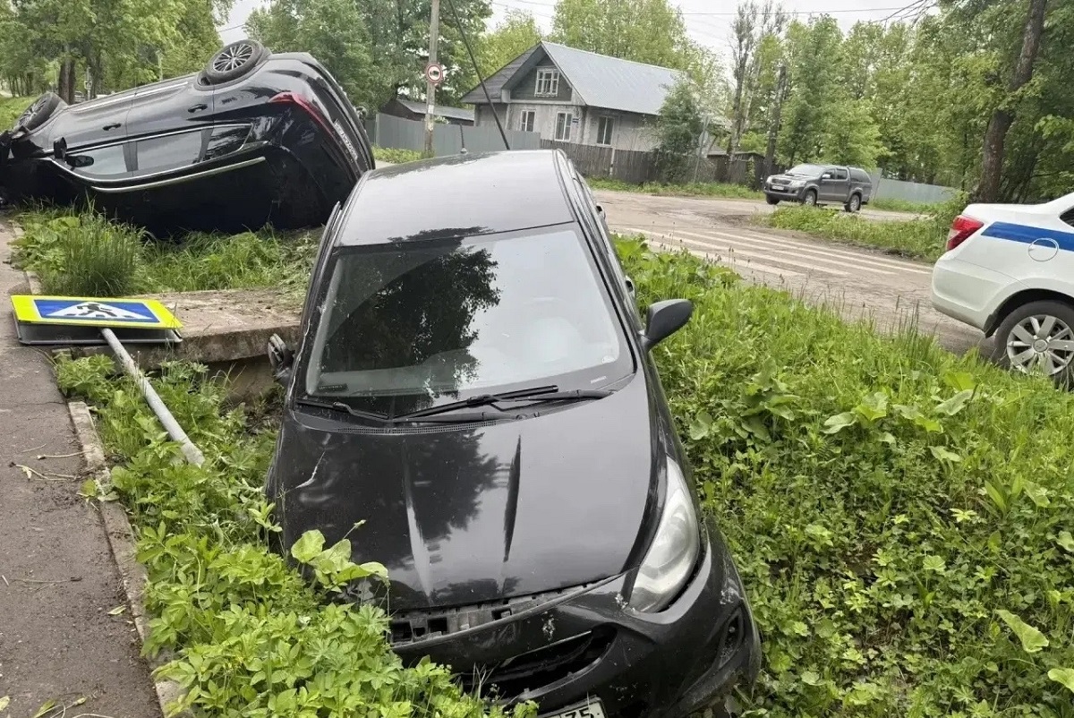 В Грязовце две машины улетели в кювет