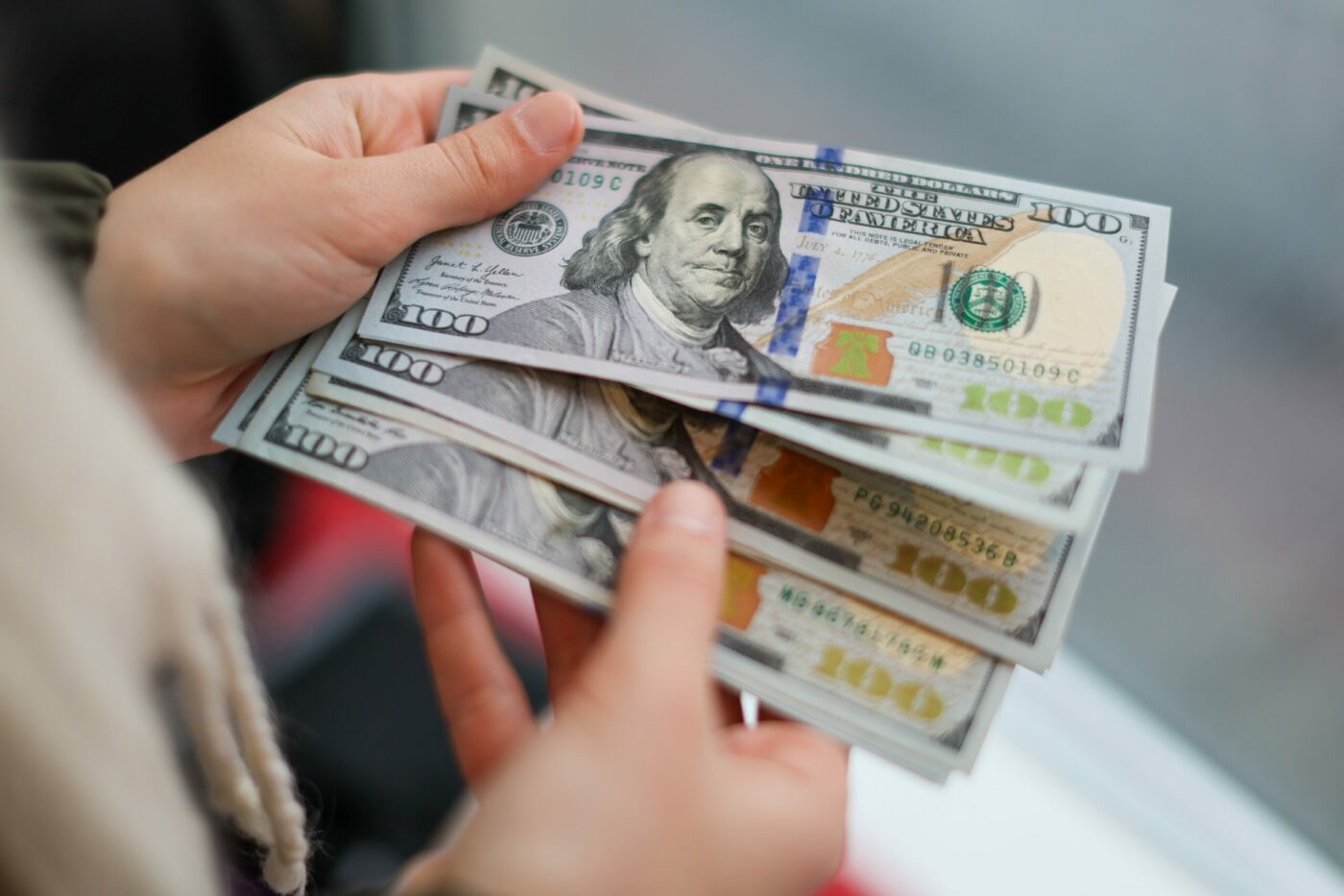 Россияне начинают нервничать из-за падения доллара. Что прогнозируют эксперты?