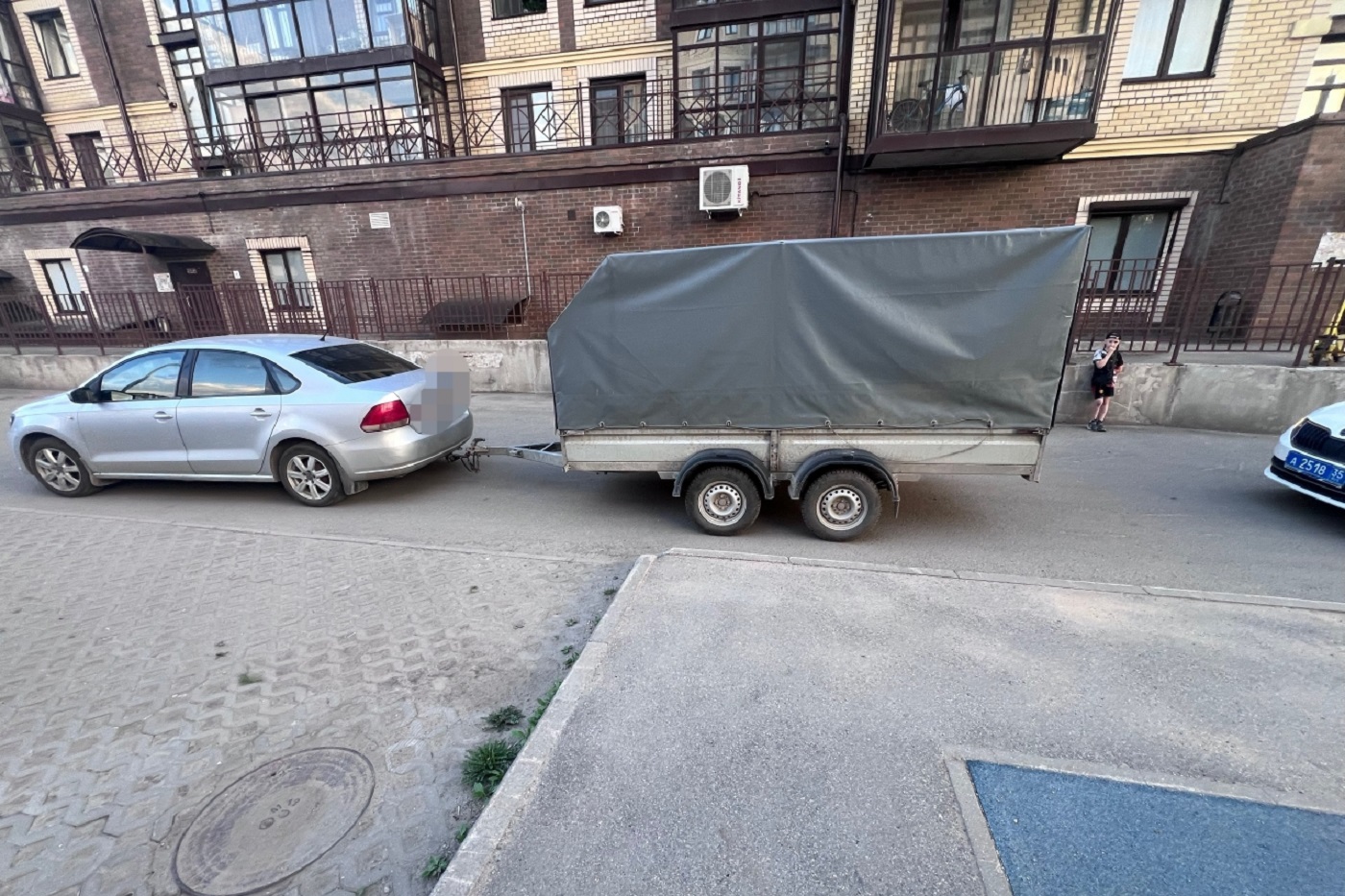 В Вологде иномарка с прицепом наехала на ребенка