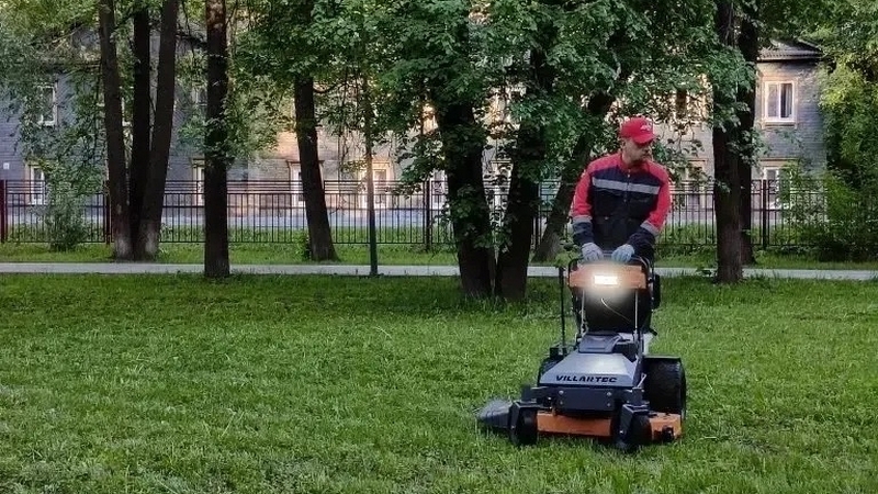 «Парки Вологды» приобрели газонокосилку