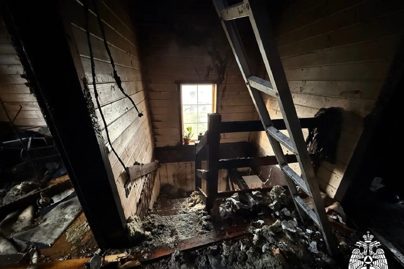 Под Вологдой 8 человек спаслись из загоревшегося дома