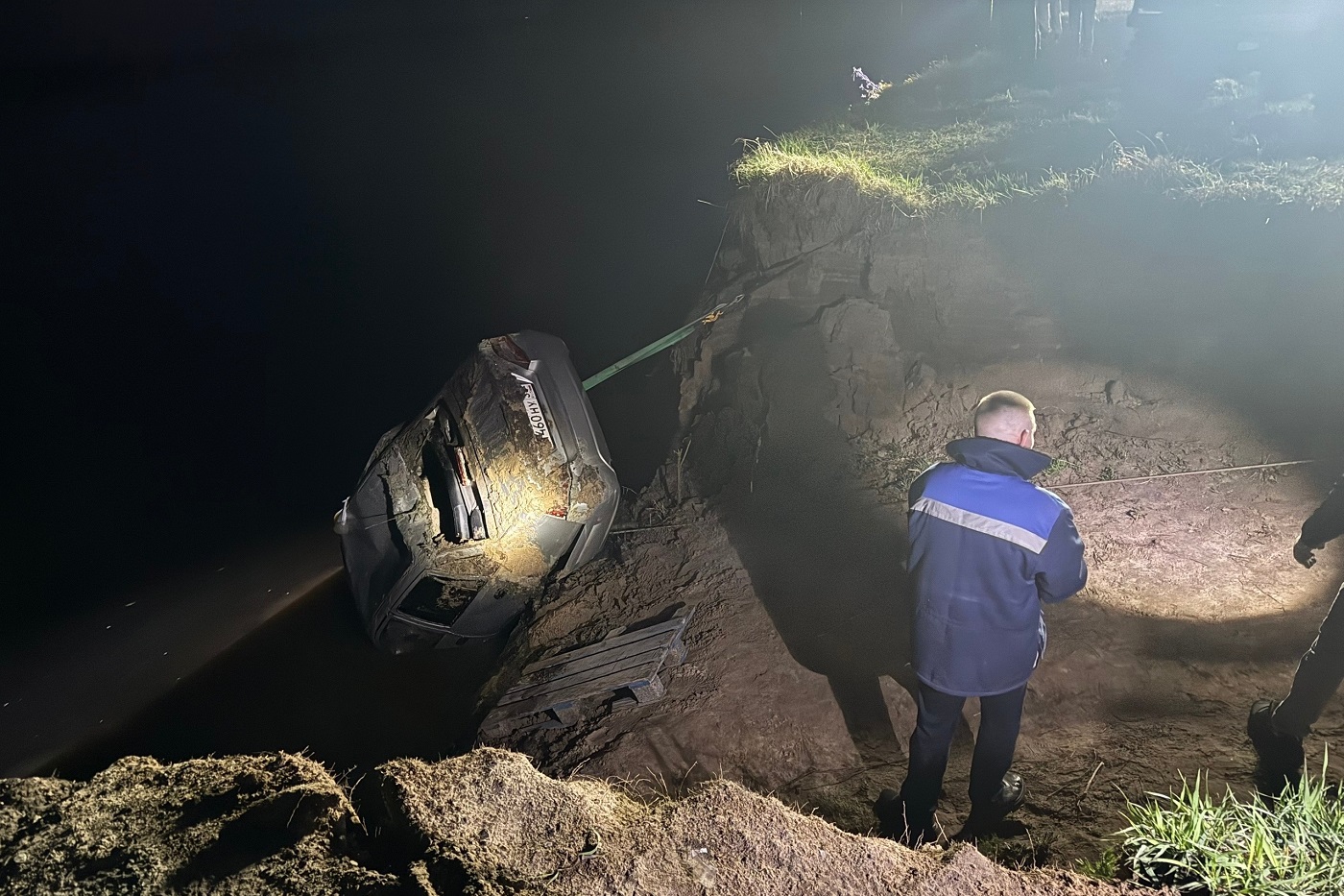 Тела двух мужчин обнаружены в утонувшей машине под Великим Устюгом