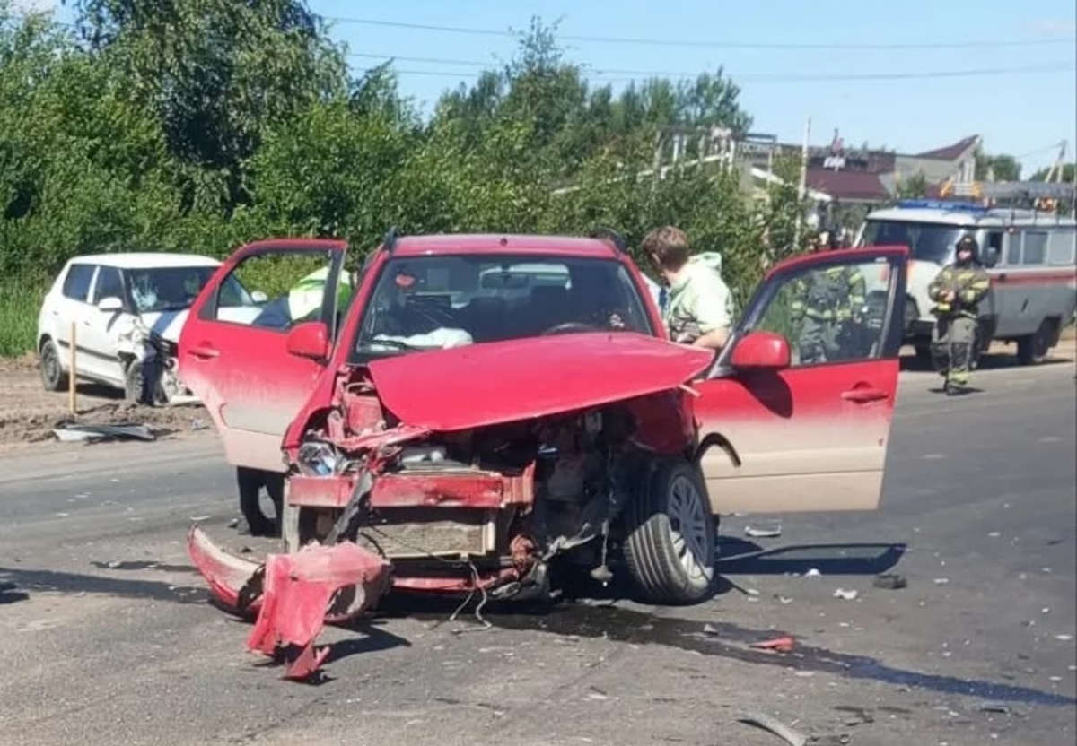 В Тотьме спасателям пришлось доставать женщину из покорёженной машины
