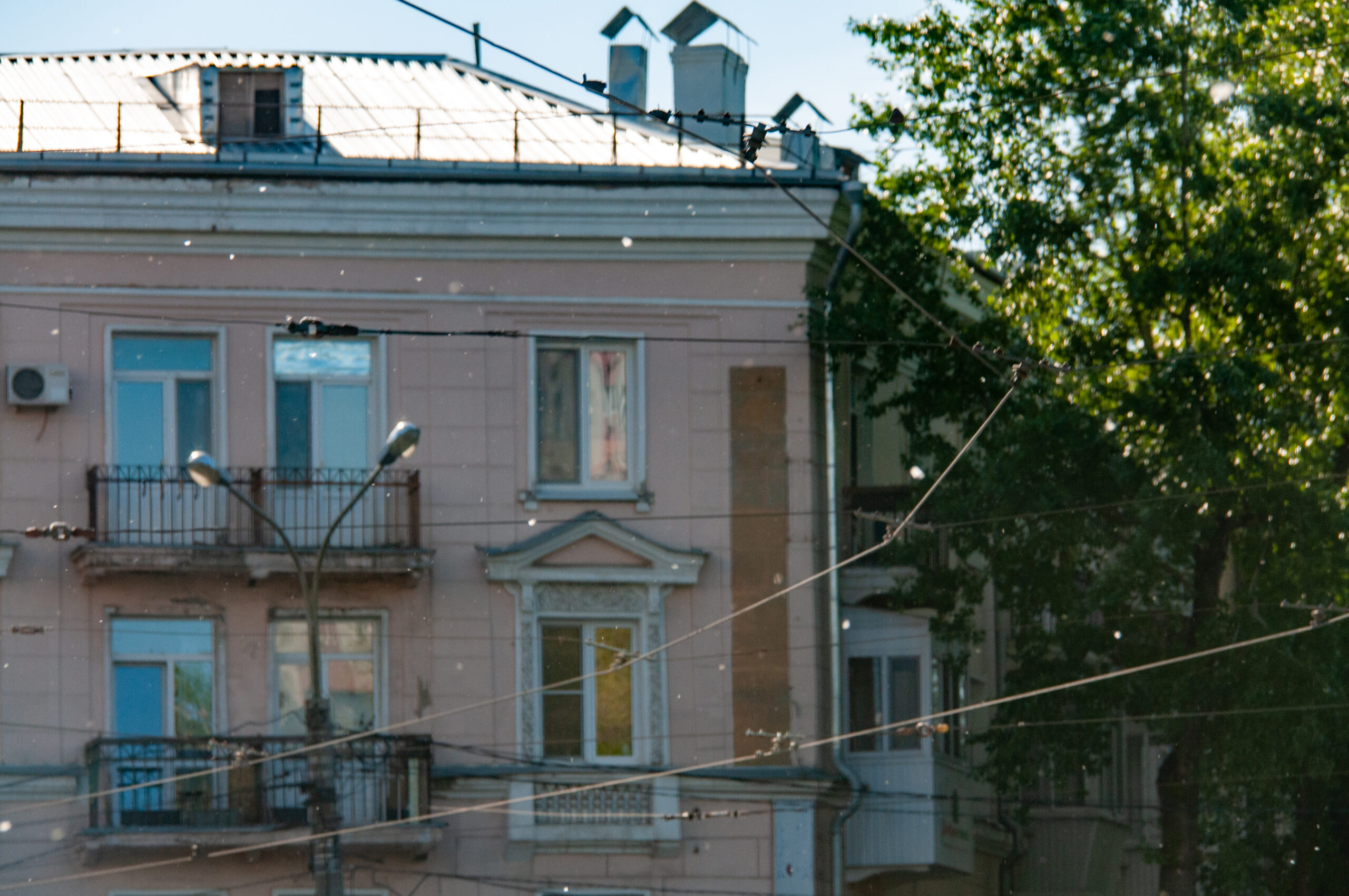 «Белый порох» мегаполисов: парковка во дворе в июне лишает россиян автомобилей и страховых выплат