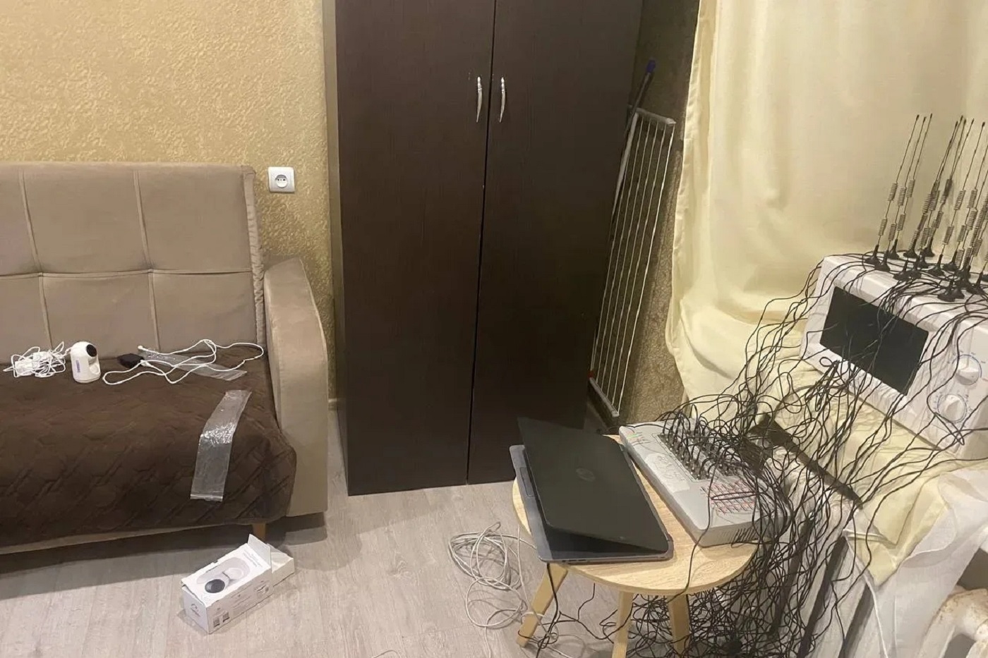 Полиция совместно с ФСБ вычислила нелегальные узлы связи