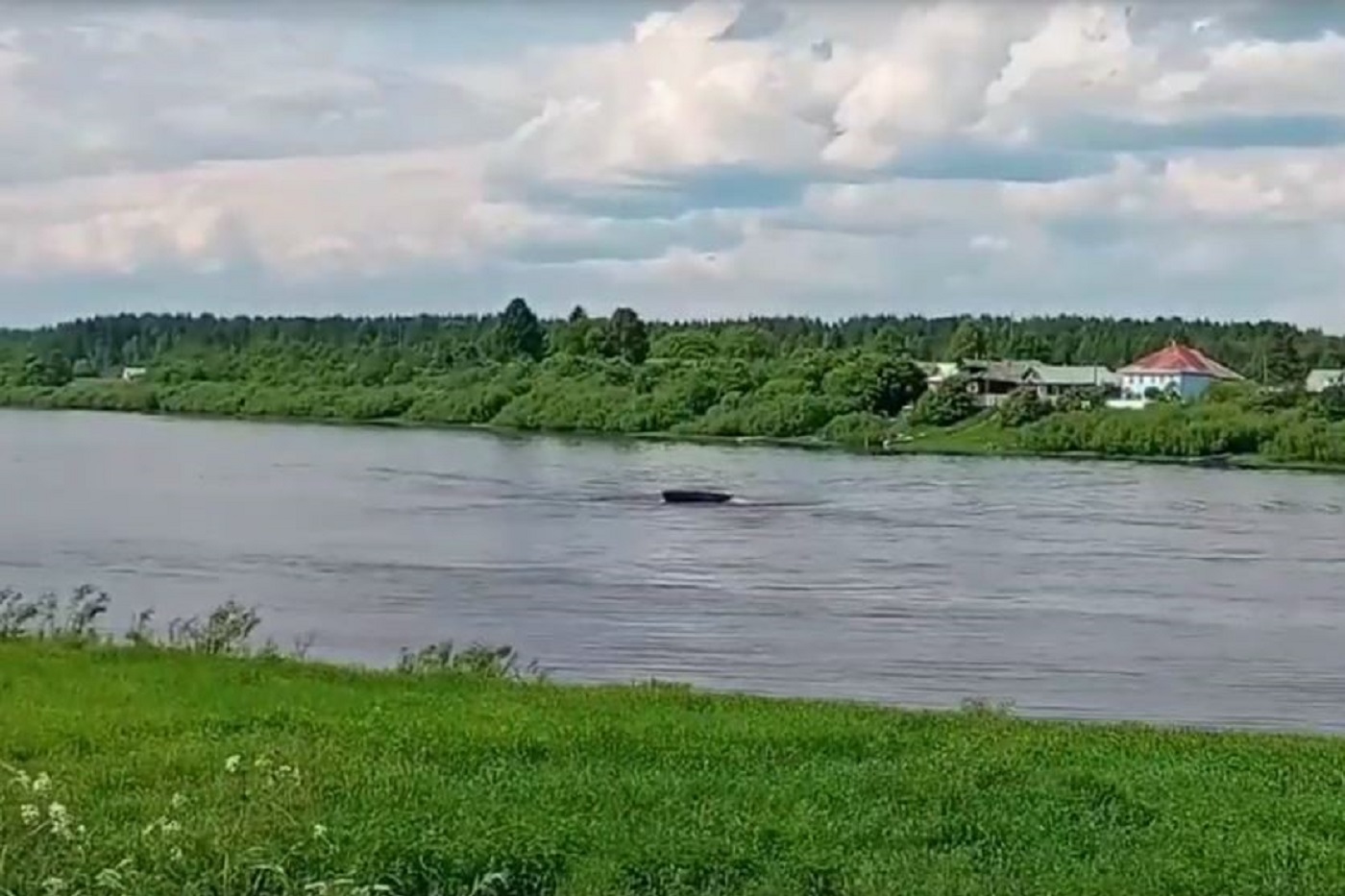 Мужчина выпал из лодки во время запуска мотора