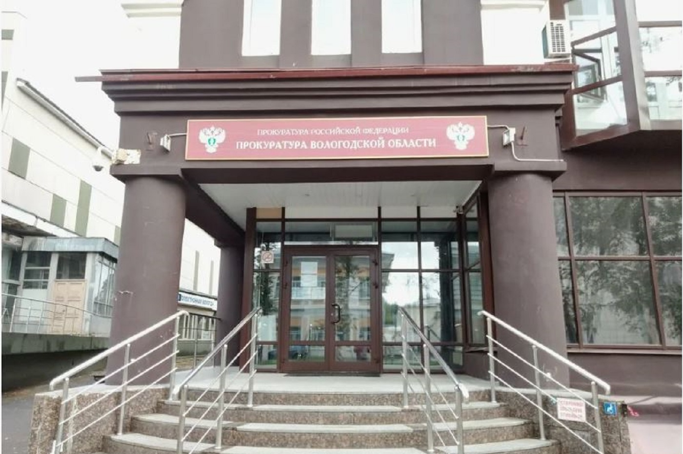 Прокуратура предупредила предпринимателя за вывеску на иностранном языке
