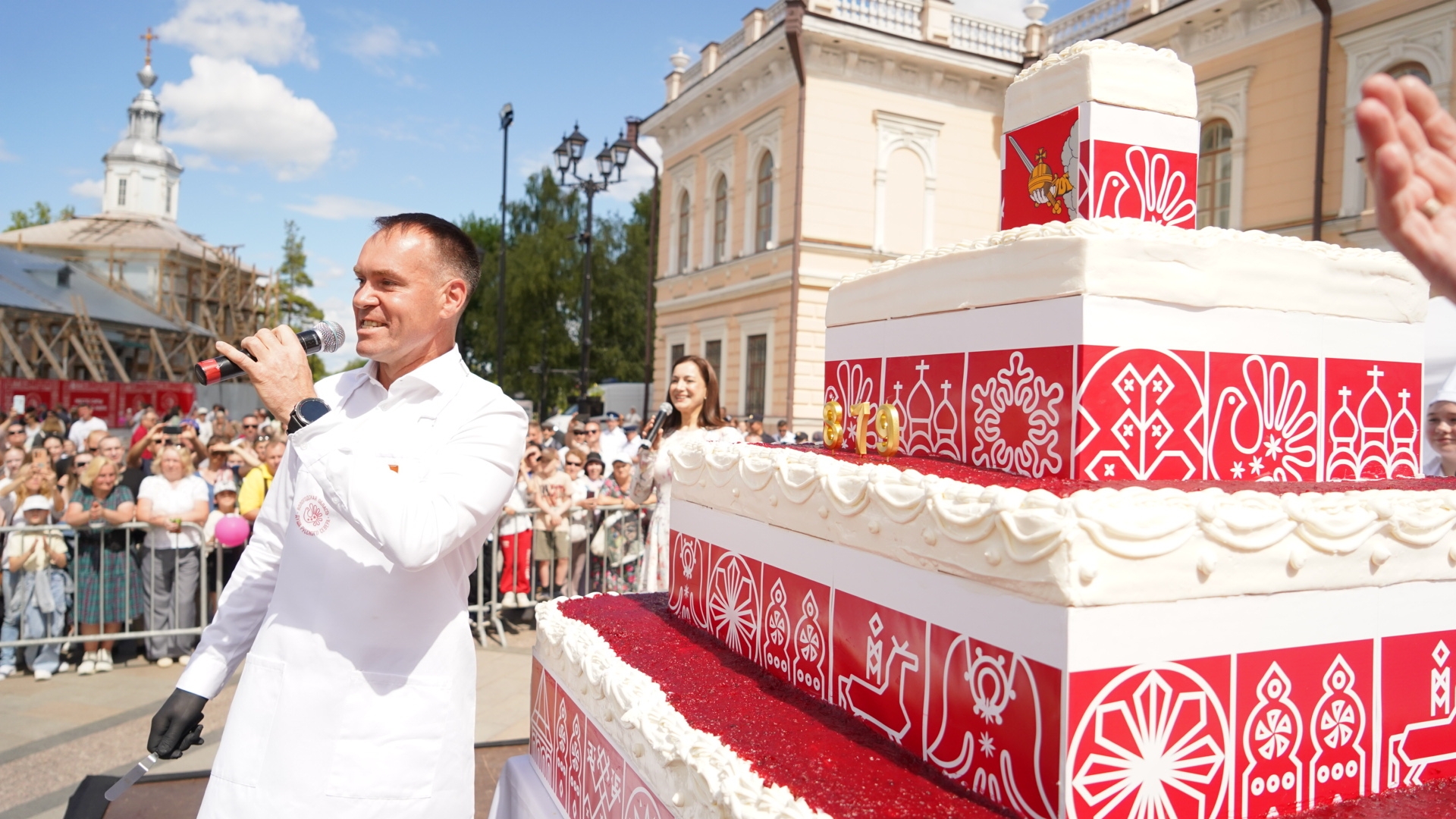 120-килограммовый торт с брусникой и ряженкой съели в Вологде
