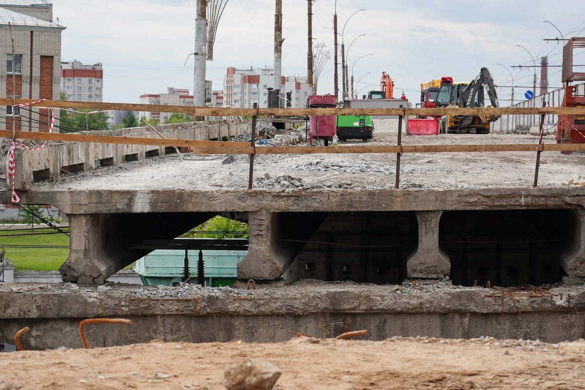 В Вологде на Пошехонском мосту закрыли тротуар со стороны вокзала