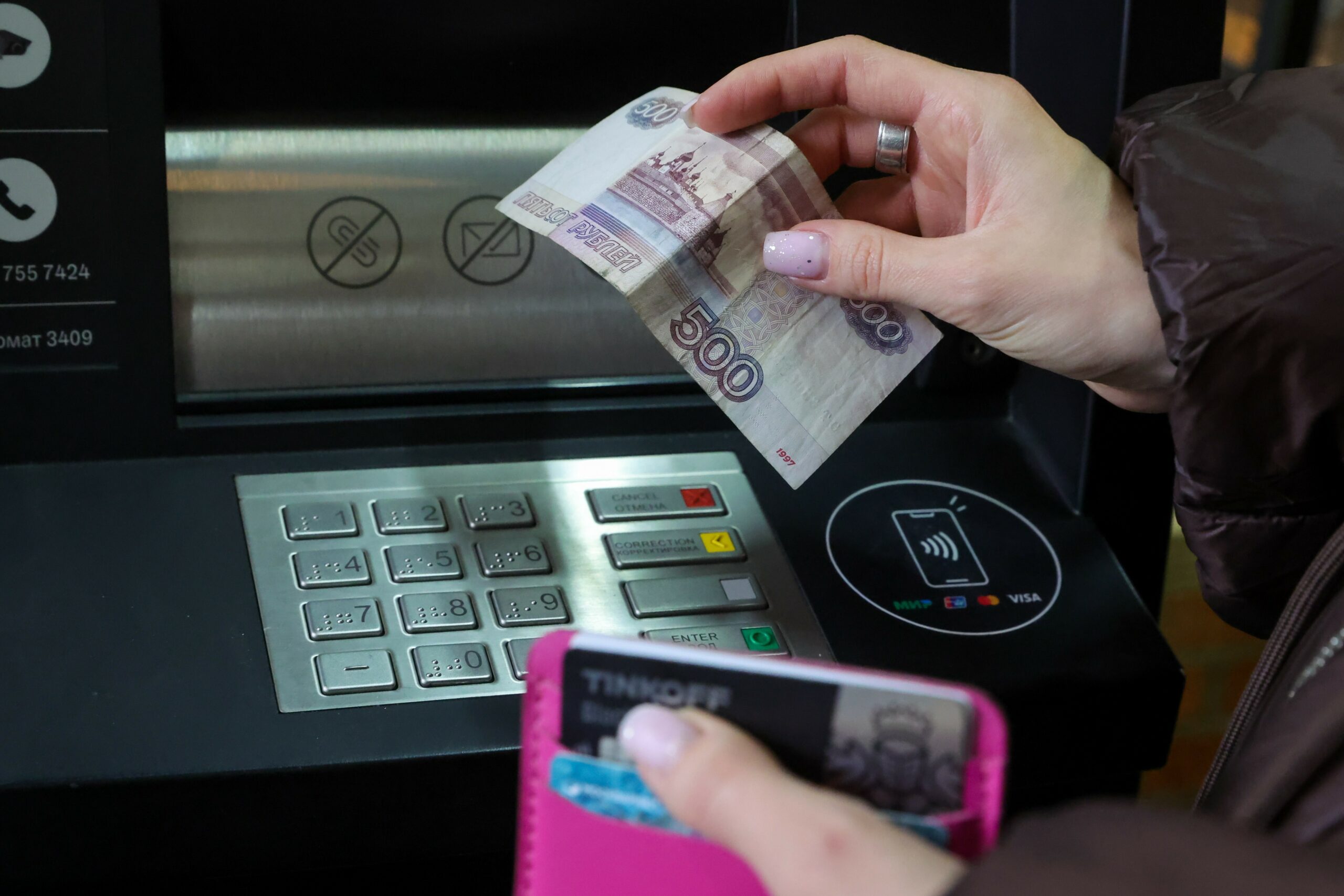 Битва за кассу: почему традиционные банки боятся отдавать развитие платежных систем техногигантам