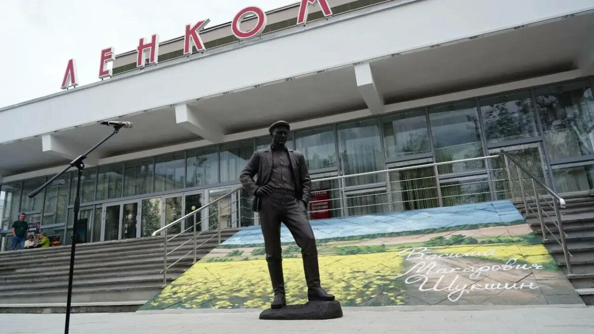 «Калина красная» навсегда: Вологда со слезами на глазах встретила бронзового Василия Шукшина у кинотеатра «Ленком»