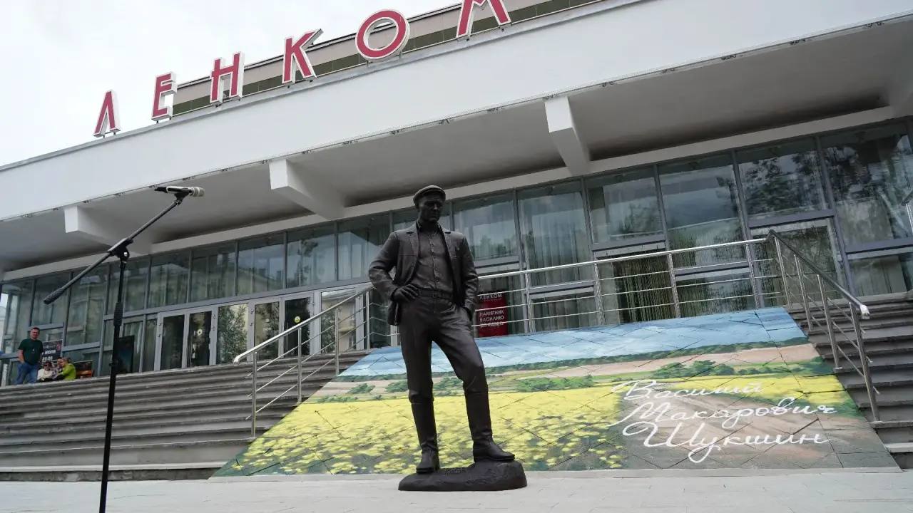 «Калина красная» навсегда: Вологда со слезами на глазах встретила бронзового Василия Шукшина у кинотеатра «Ленком»