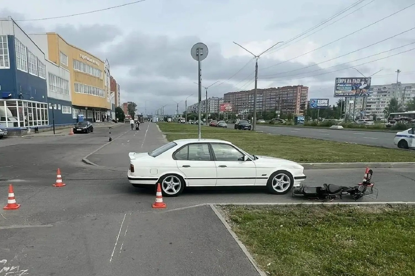 Иномарка сбила двух девочек на электровелосипеде в Череповце
