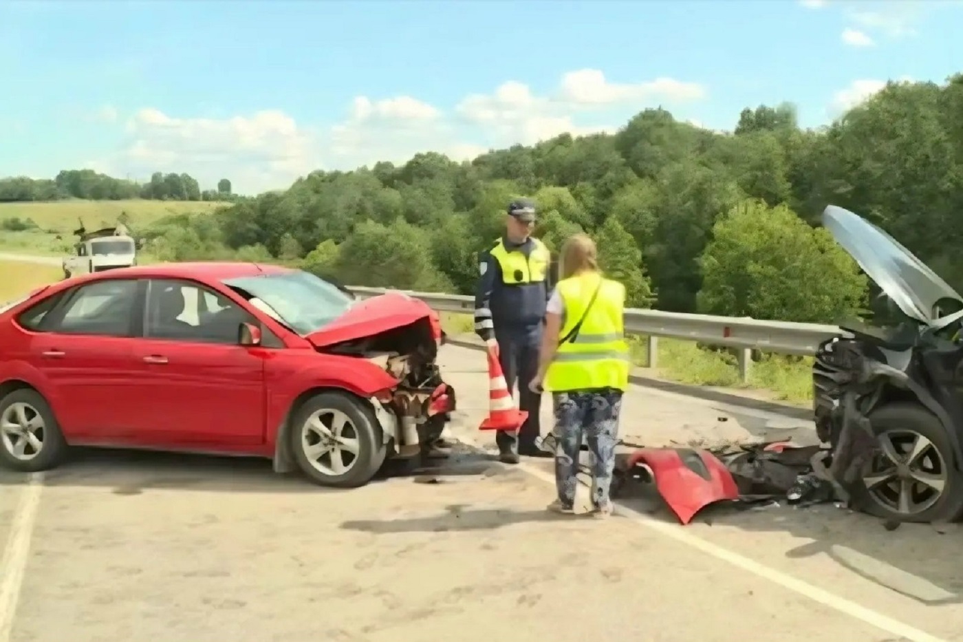 Лобовое столкновение двух автомобилей произошло под Вологдой