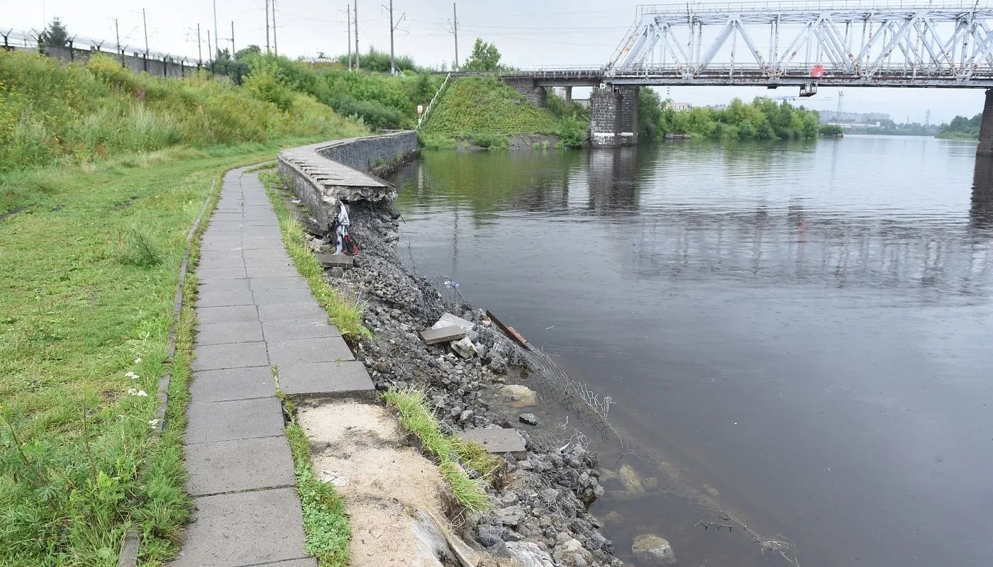 В Череповце набережная рухнула в реку