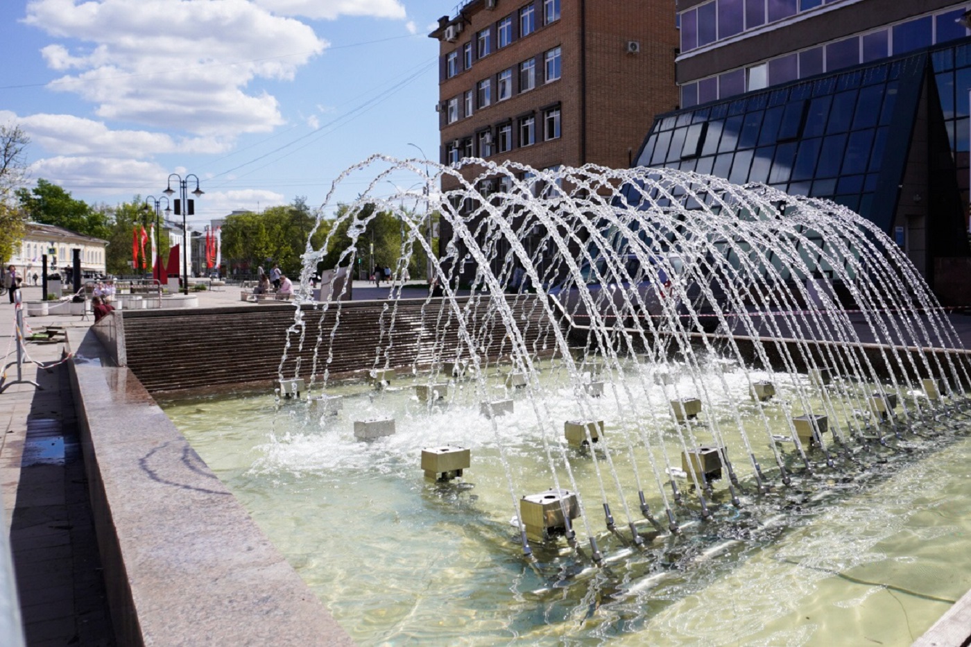 Суд признал некачественным благоустройство площади перед ЦУМом