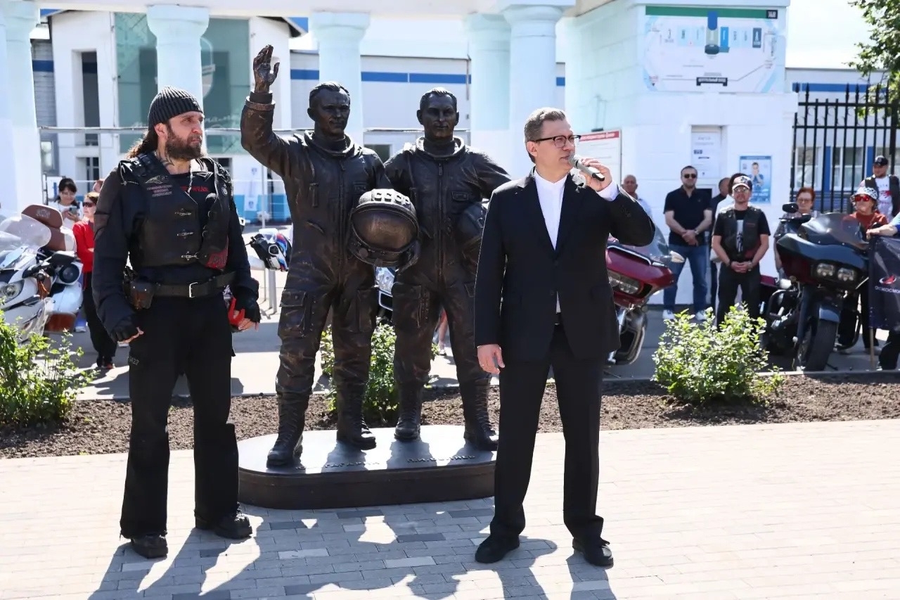 В Вологде у «Динамо» появился памятник Гагарину и Беляеву