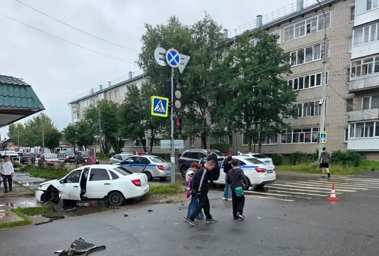 В Великом Устюге 84-летняя женщина попала под вылетевшую с дороги машину
