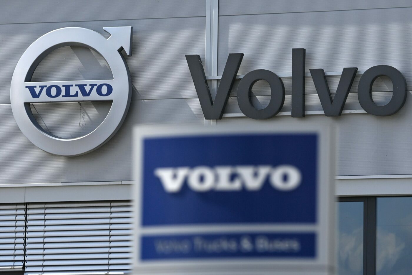 Ждут «параллельных» Volvo и Scania. Российские дальнобойщики разочаровались в китайских грузовиках