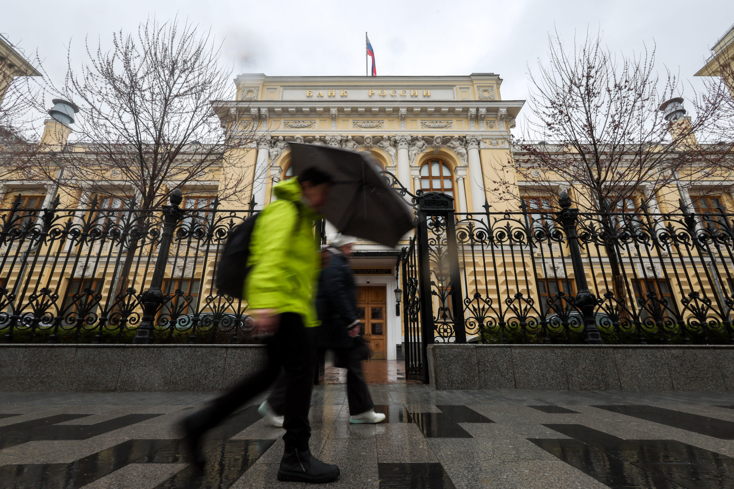 ЦБ снижает, а банки повышают: ставки по коротким депозитам взлетели до 14%