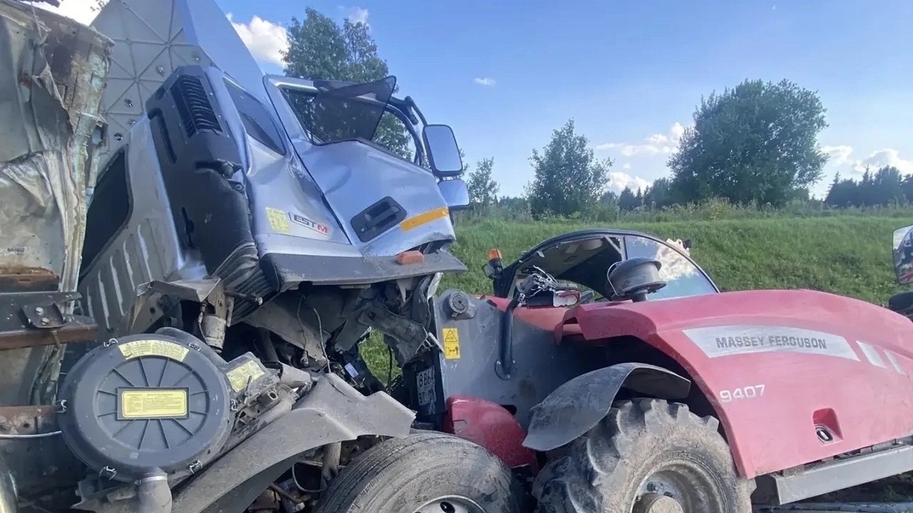 У поворота на Стризнево столкнулись трактор и большегруз