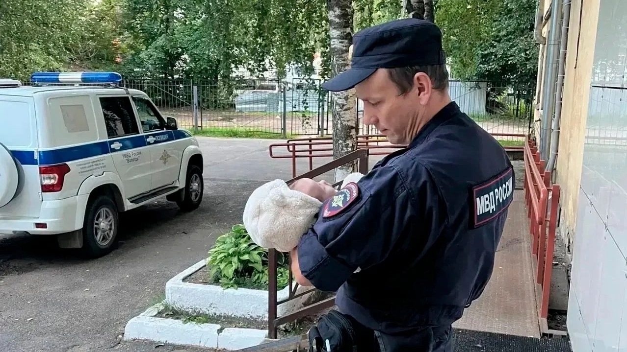 В Вологде пьяную мать с месячным младенцем выгнали из дома: ребёнка изъяли