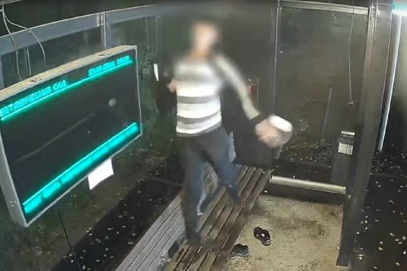 В Вологде от рук вандала пострадала очередная автобусная остановка