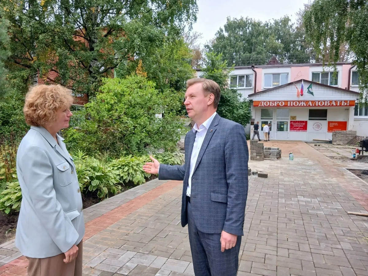 В Соколе благоустройство площадки у молодежного центра завершат к 1 сентября