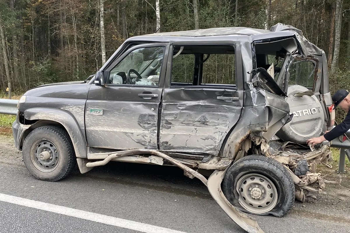 На трассе А-114 под Вологдой УАЗ попал между «Киа» и тягачом