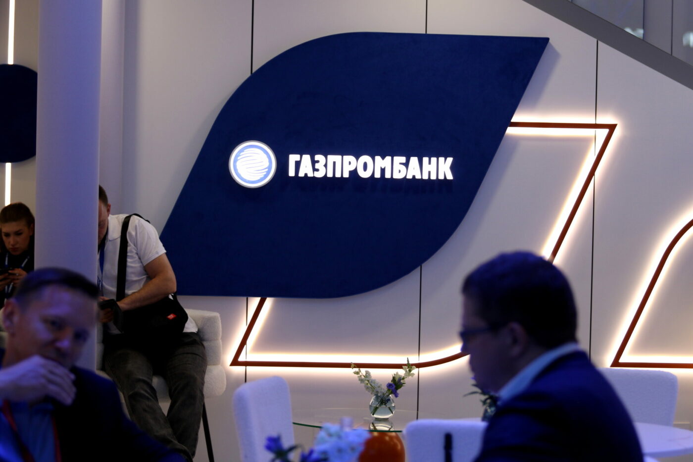 Газпромбанк с 1 октября 2026 года меняет правила обслуживания дебетовых карт