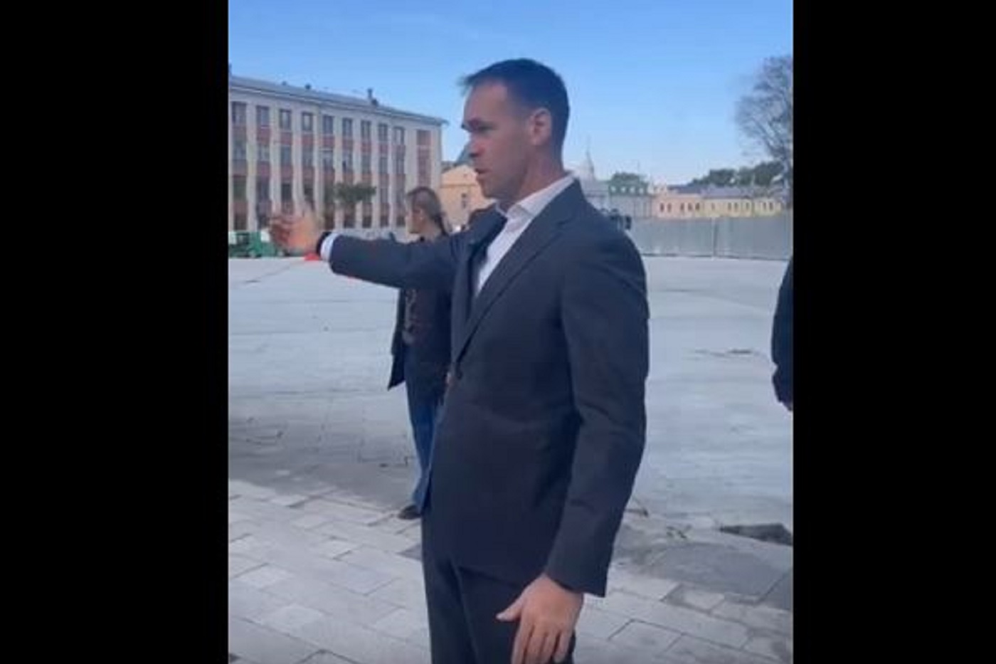 Подрядчик после жесткой критики открыл проход по площади Революции