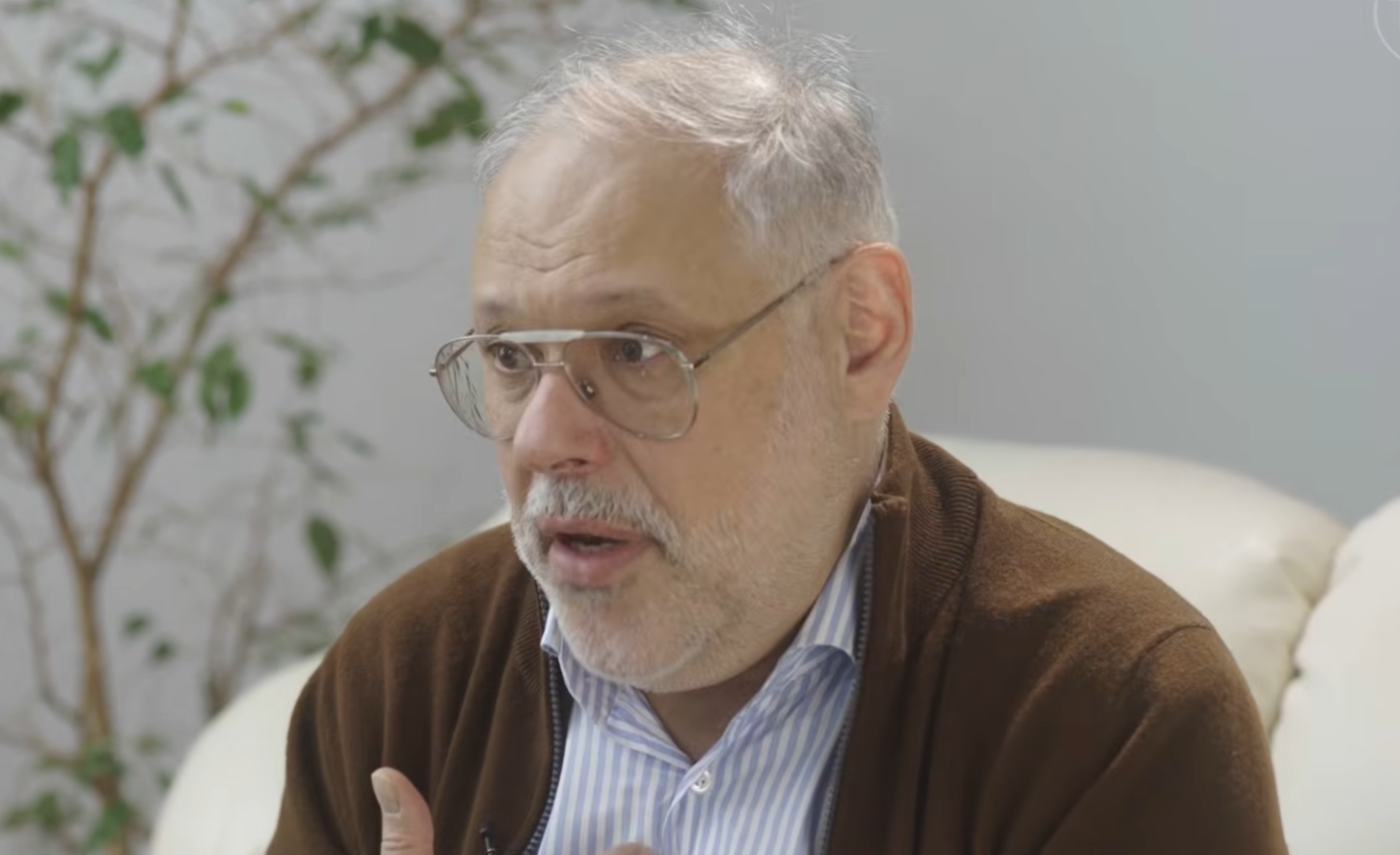 «Готовили под позорный мир?»: Михаил Хазин высказал свою версию, почему возникли трудности с концертом Канье Уэста в Петербурге