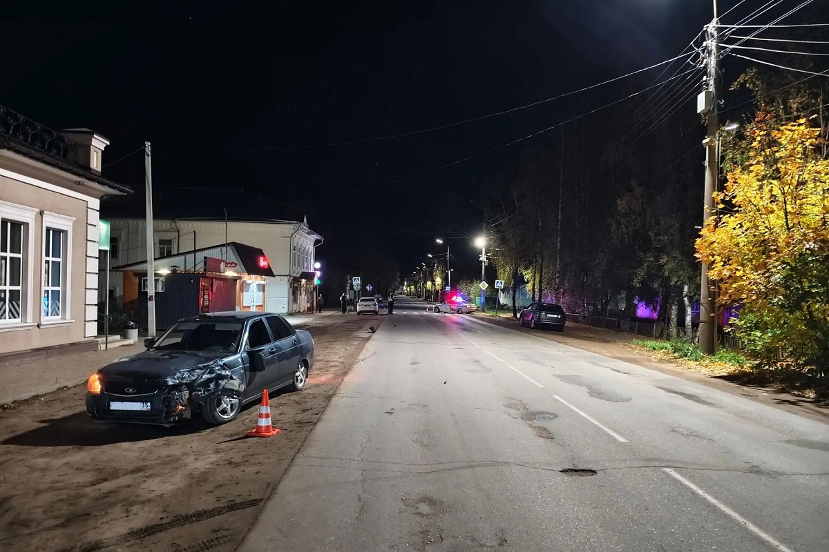 В Великом Устюге пьяный водитель устроил погоню и врезался в патрульную машину