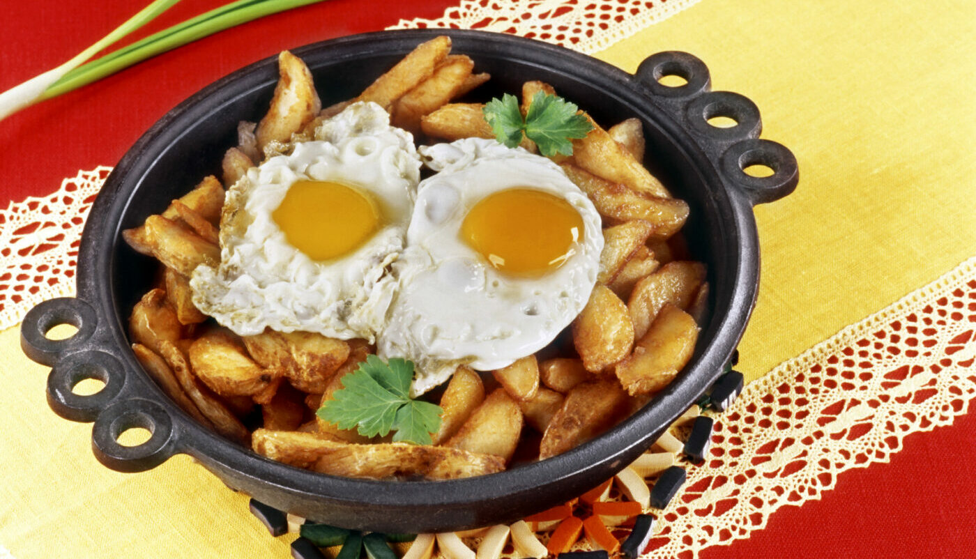 Сытный ПП-завтрак: яйца в картофельных гнездах с сыром и зеленью