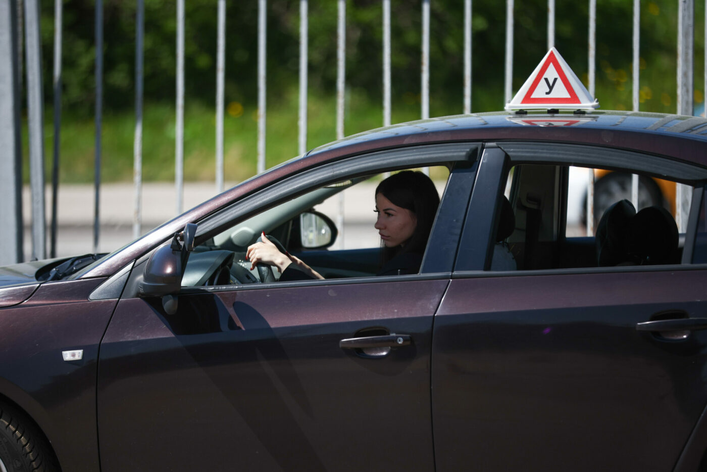 Выпускникам российских автошкол хотят запретить управлять автомобилями мощнее 150 л. с.