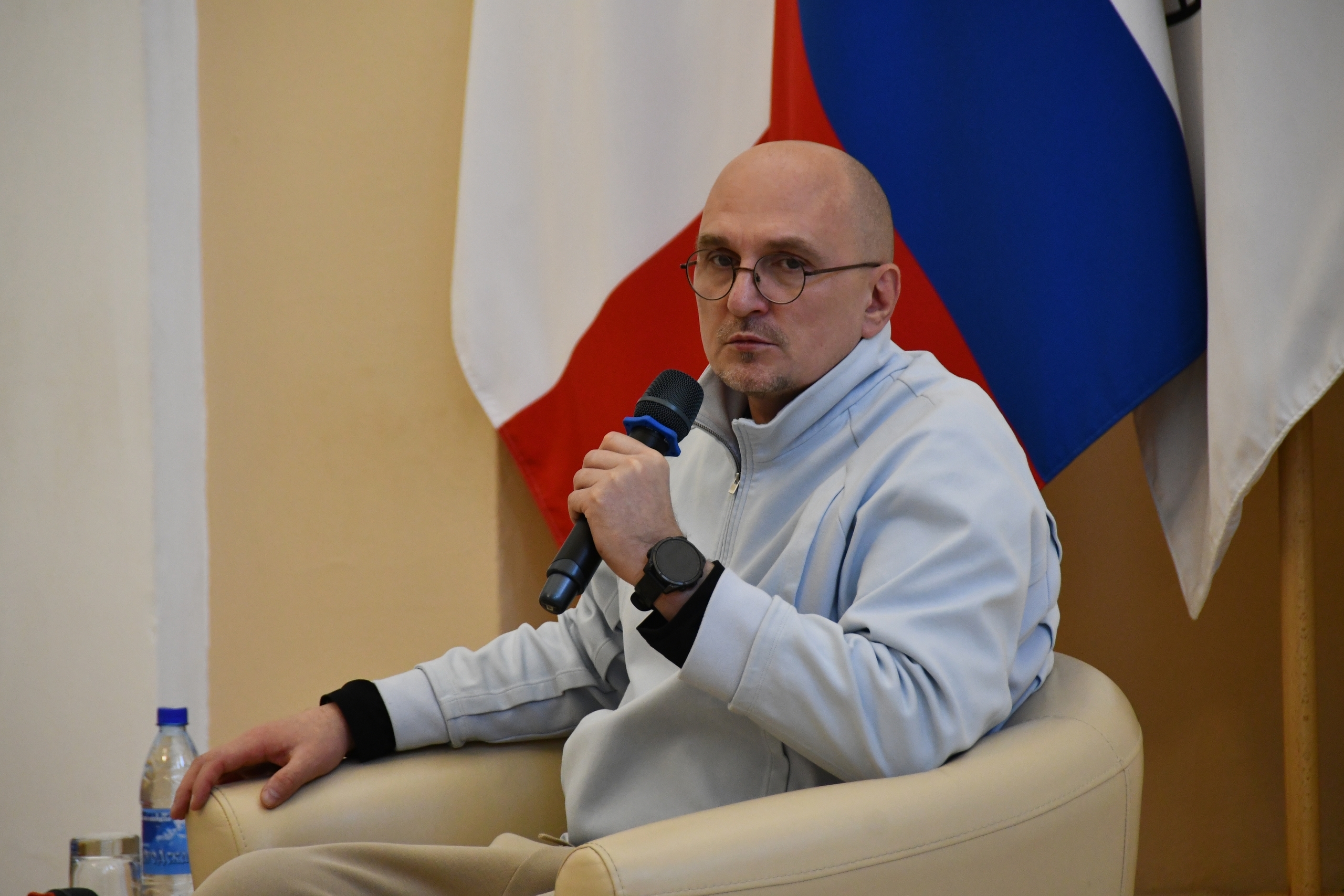 В ВоГУ прошли две встречи с политологом Сергеем Карнауховым