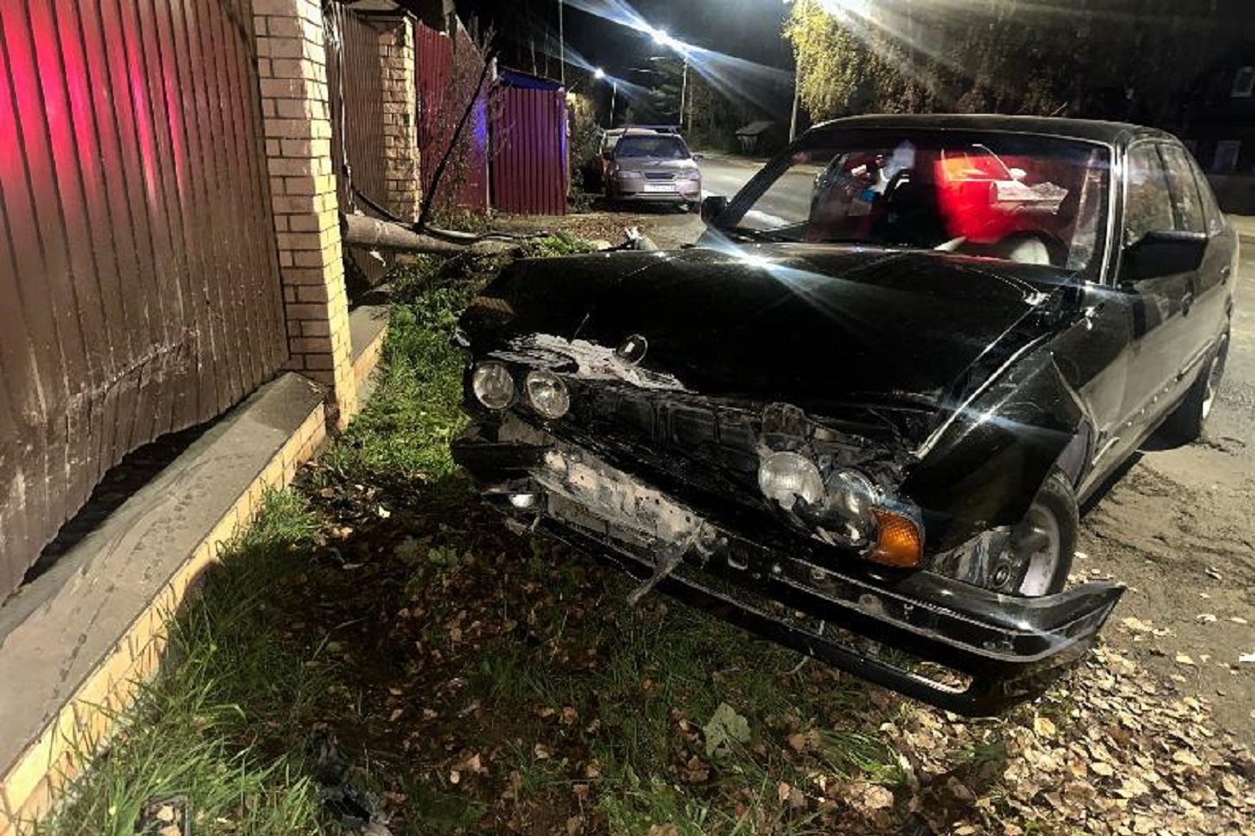 В Вологде водитель на BMW снес столб и затормозил в заборе