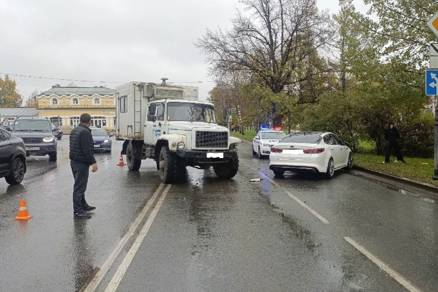 Водитель грузовика устроил ДТП в центре Вологды