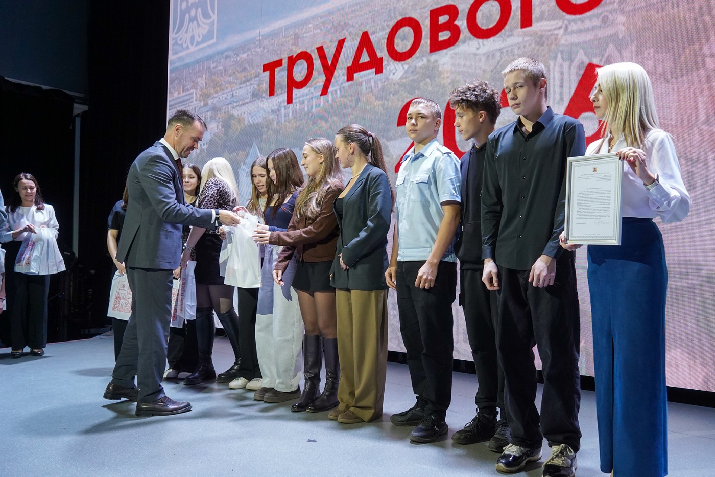 Более 900 подростков смогли получить работу прошедшим летом в Вологде