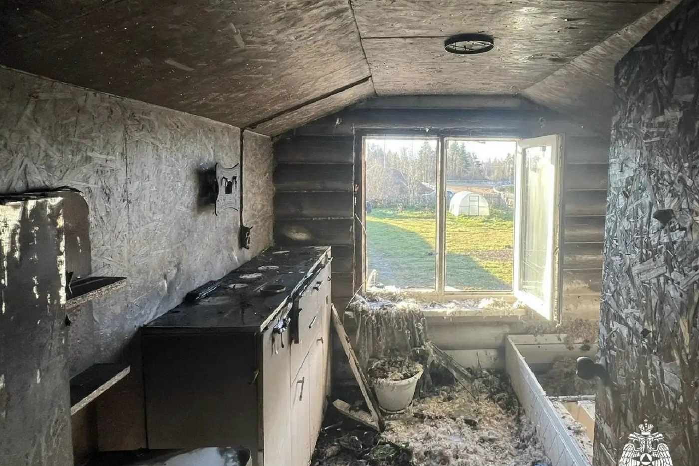 Женщина с тремя детьми спаслась от пожара под Вытегрой